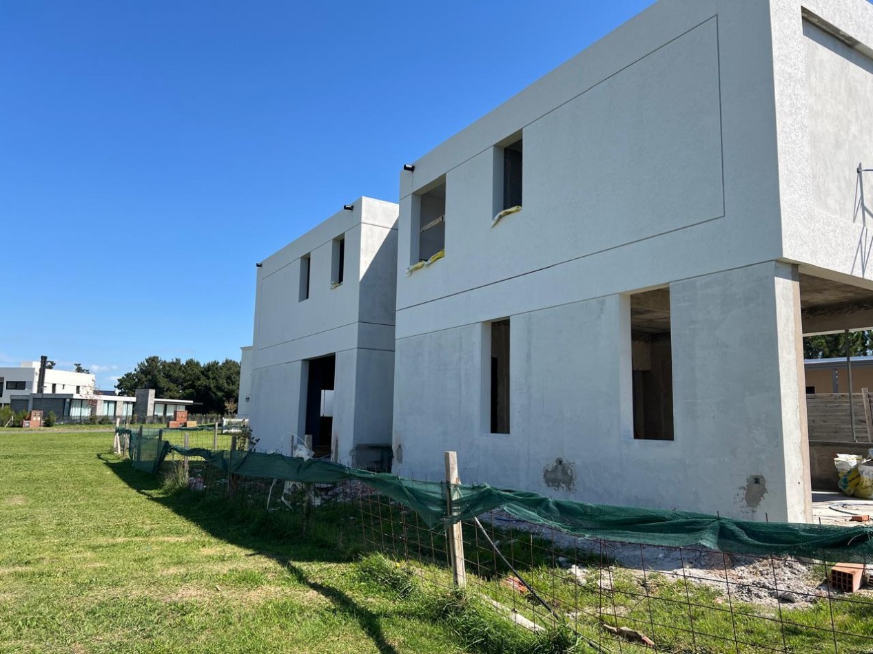 Casa a estrenar 5 ambientes con piscina 253 mt2 cub- Rumenco Joven