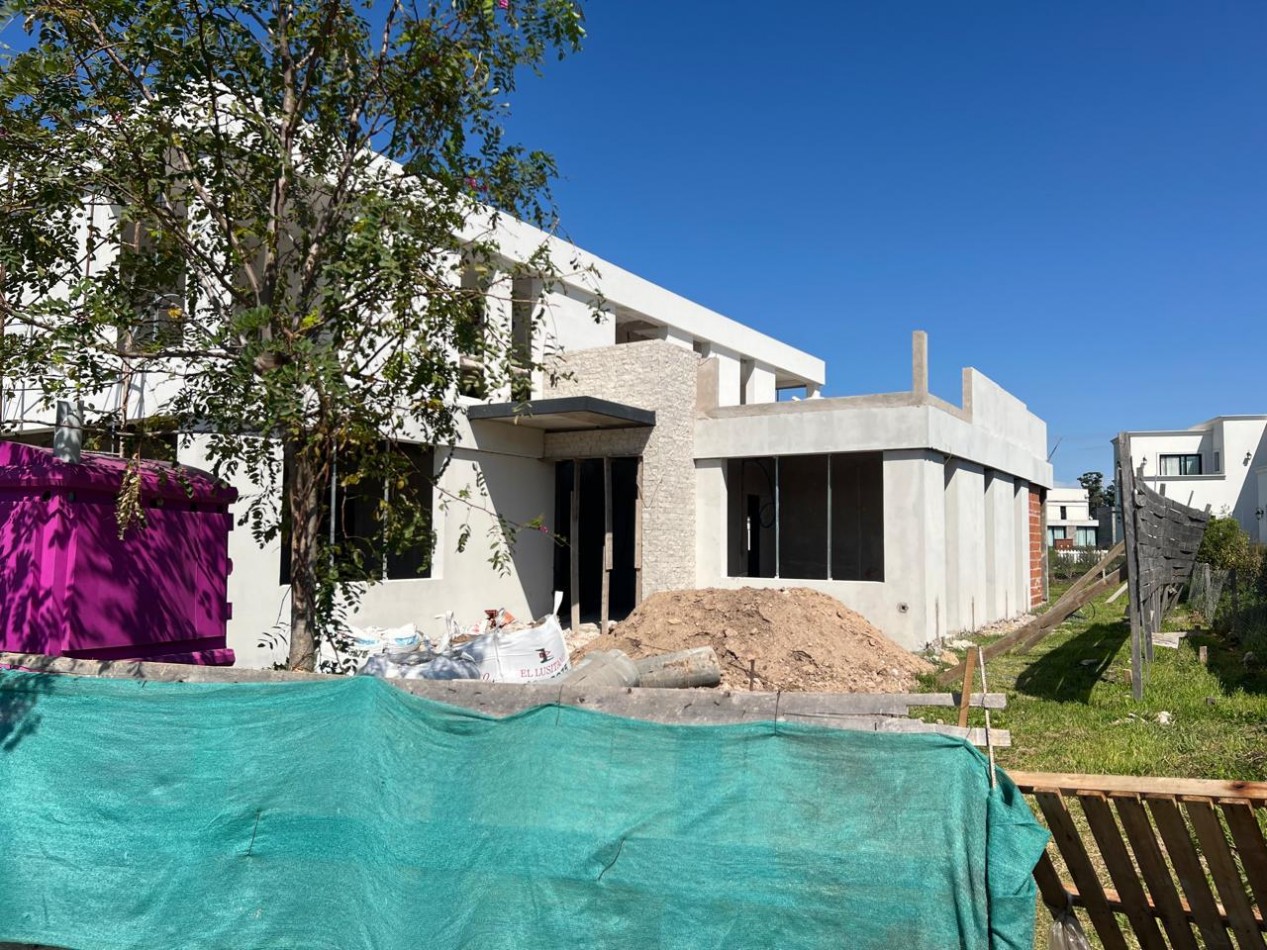 Casa a estrenar 5 ambientes con piscina 253 mt2 cub- Rumenco Joven