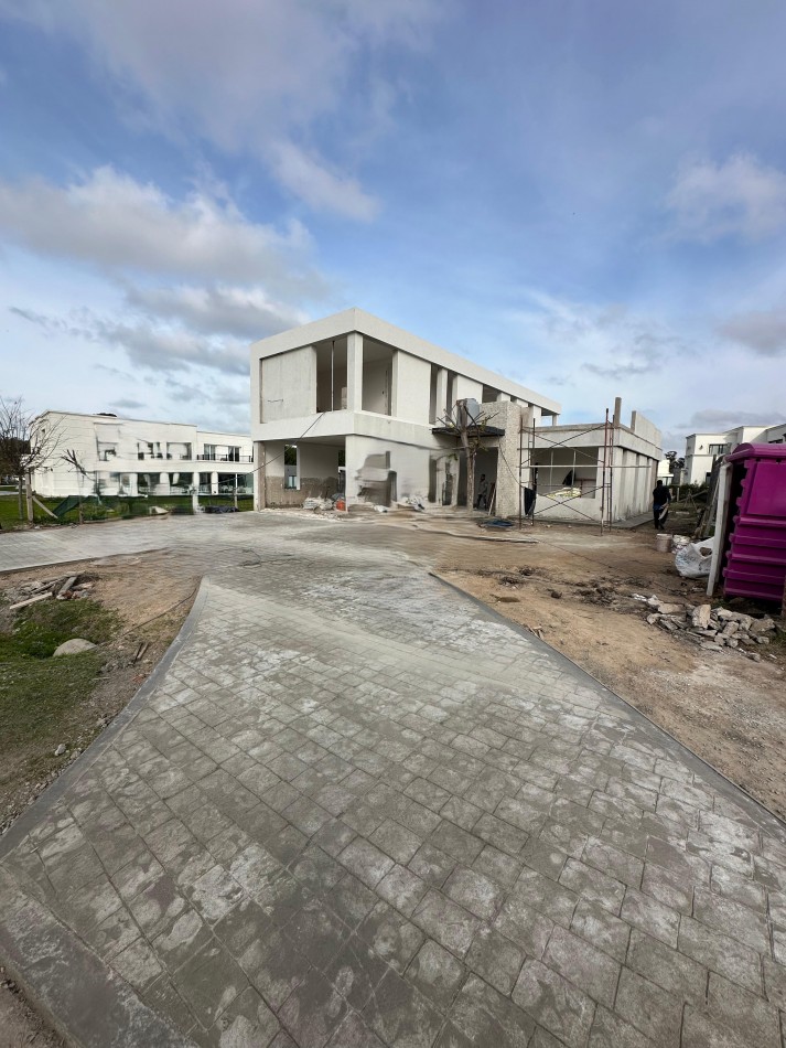 Casa a estrenar 5 ambientes con piscina 253 mt2 cub- Rumenco Joven
