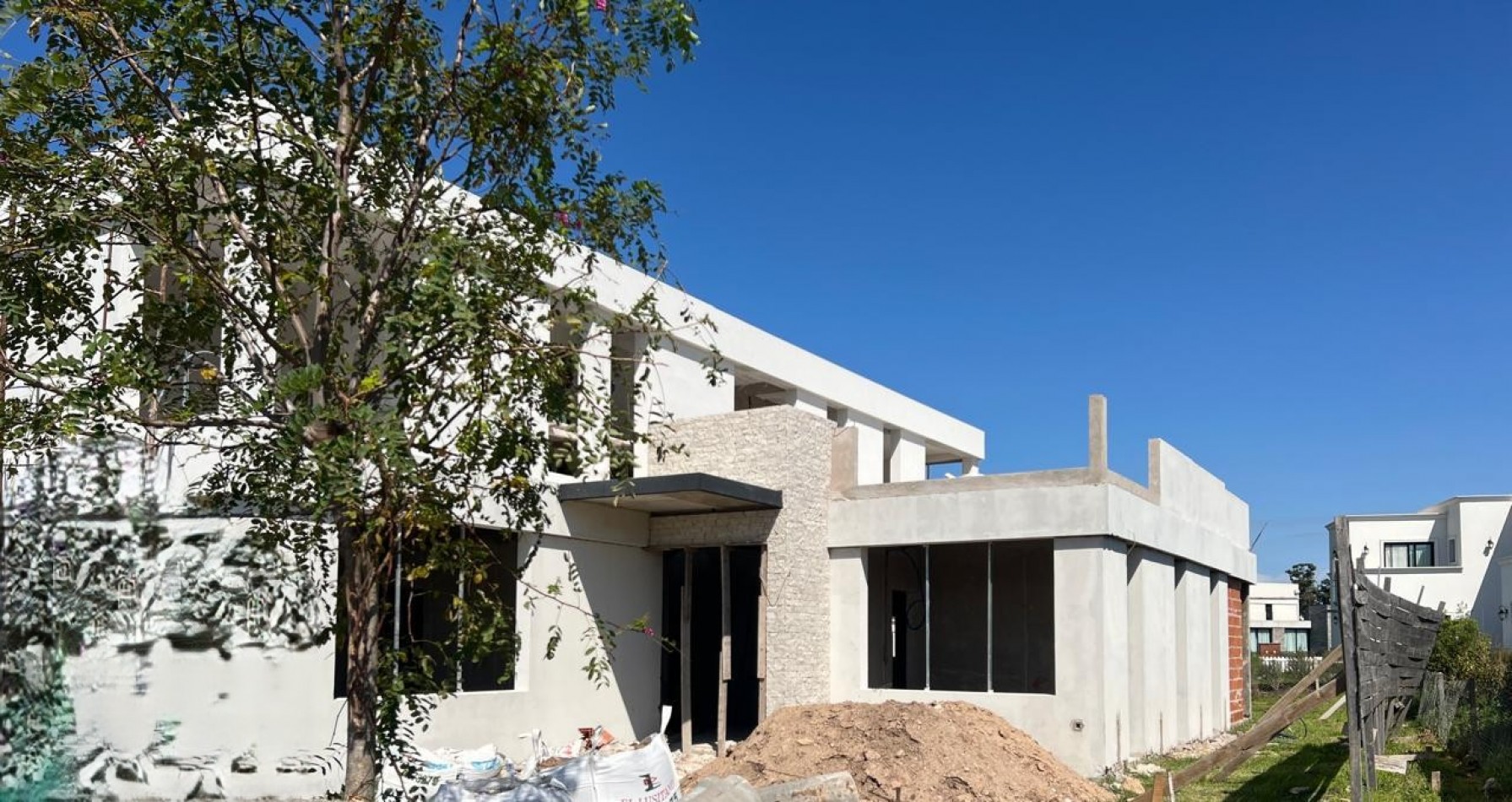Casa a estrenar 5 ambientes con piscina 253 mt2 cub- Rumenco Joven
