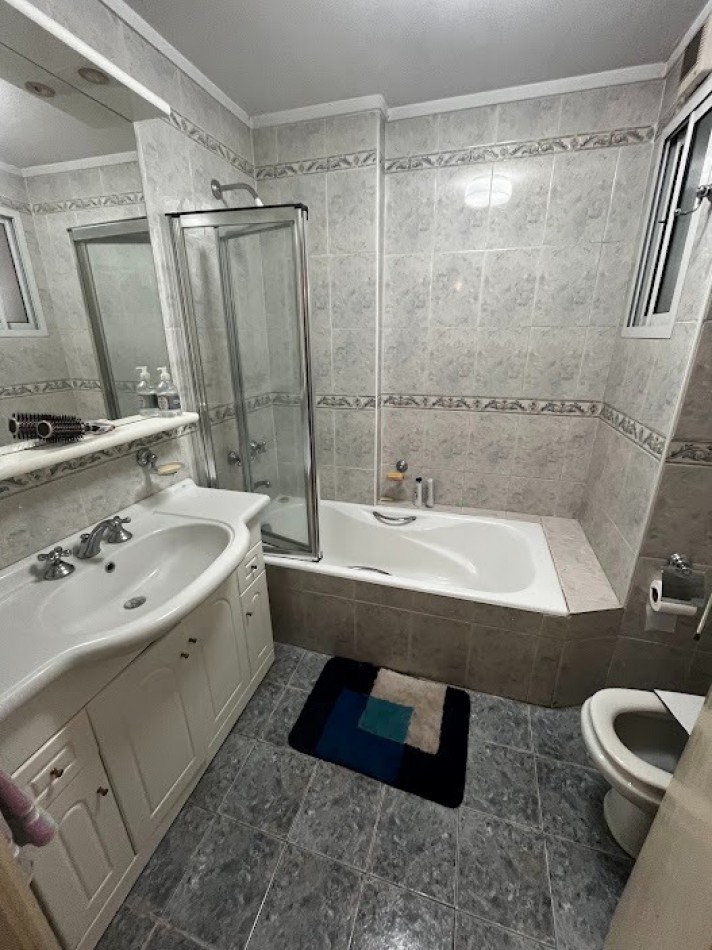 Piso frente a Plaza Mitre - 4 amb con balcon aterrazado -cochera - baulera 