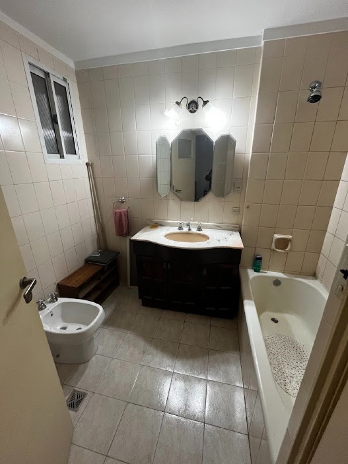 Piso frente a Plaza Mitre - 4 amb con balcon aterrazado -cochera - baulera 