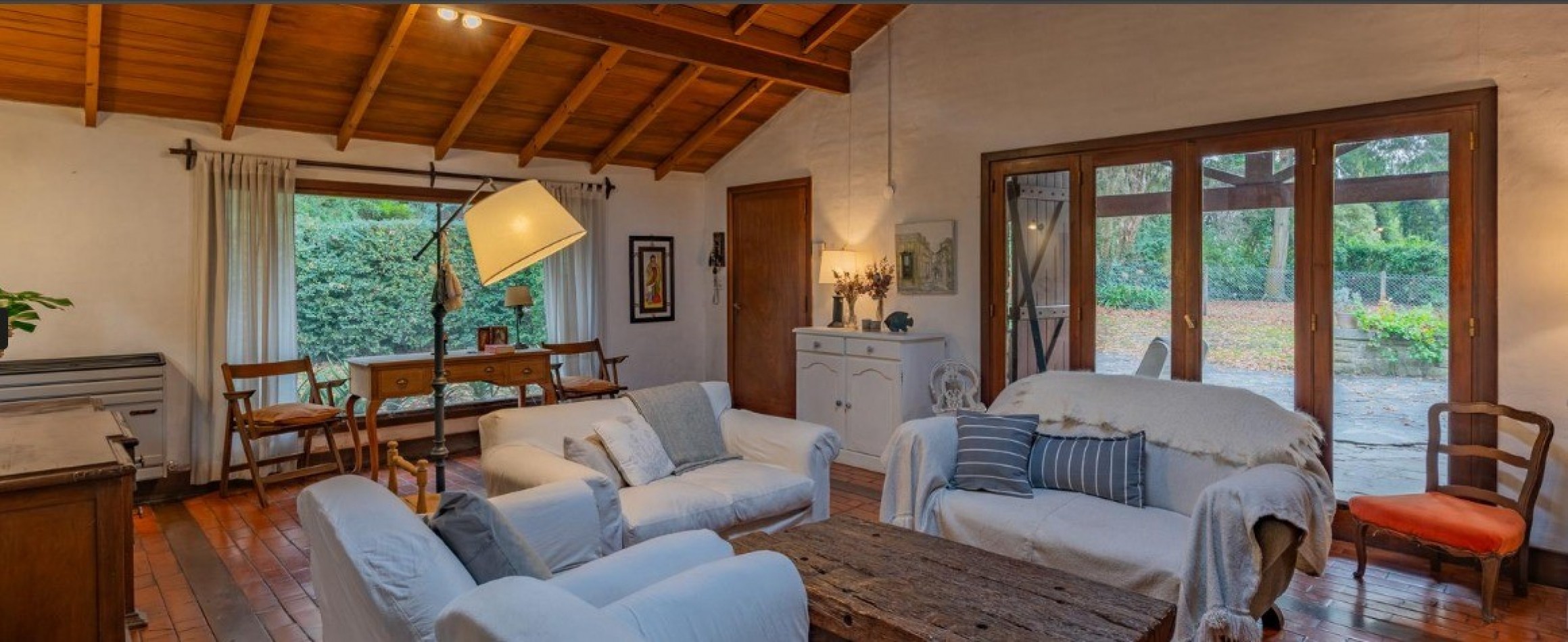 Chalet Tradicional sobre Lote de 914 m² - 3 Dormitorios y Quincho-Bosque P . Ramos