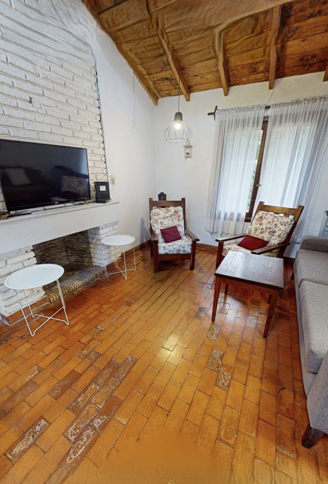 Chalet Tradicional sobre Lote de 914 m² - 3 Dormitorios y Quincho-Bosque P . Ramos