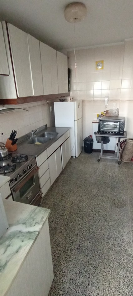 Piso frente a Plaza Mitre - 4 amb con balcon aterrazado -cochera - baulera 