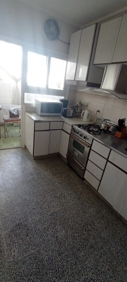 Piso frente a Plaza Mitre - 4 amb con balcon aterrazado -cochera - baulera 