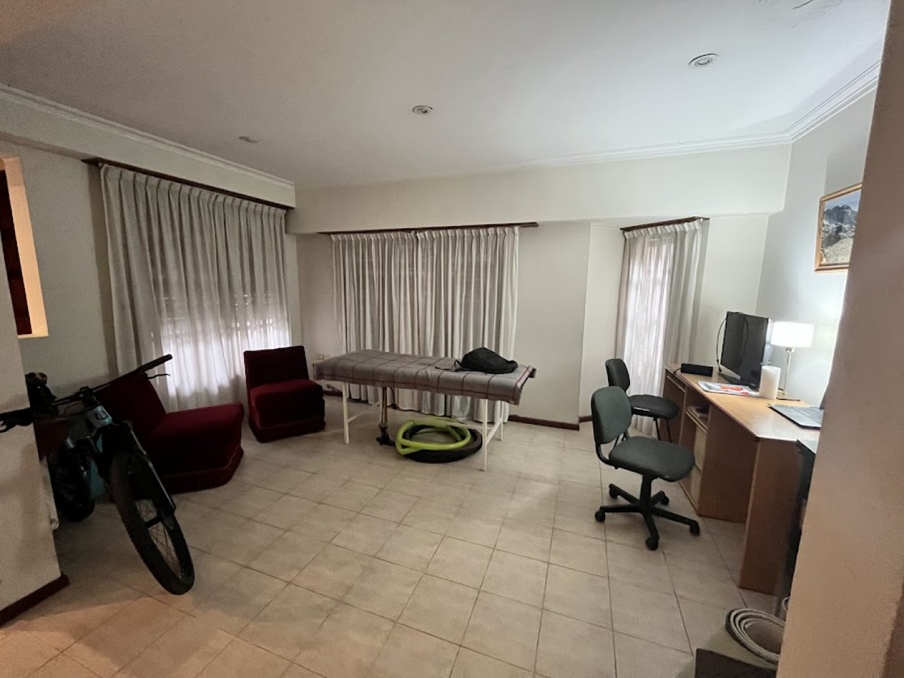  IMPERDIBLE CHALET DE 5 AMBIENTES CON PISCINA, QUINCHO Y DOBLE LOTE DE 900 M² - EXCELENTE ENTORNO RESIDENCIAL 