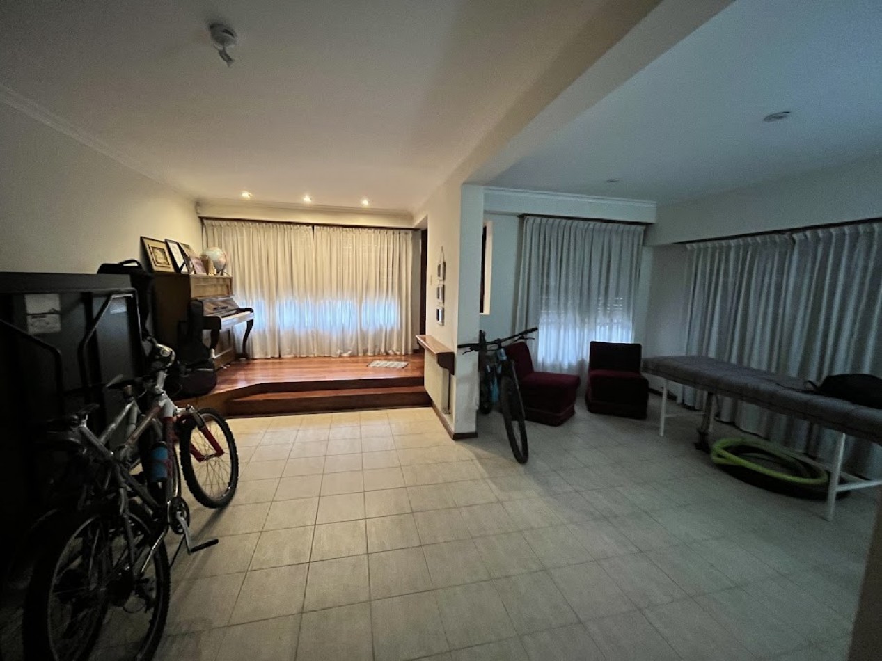  IMPERDIBLE CHALET DE 5 AMBIENTES CON PISCINA, QUINCHO Y DOBLE LOTE DE 900 M² - EXCELENTE ENTORNO RESIDENCIAL 