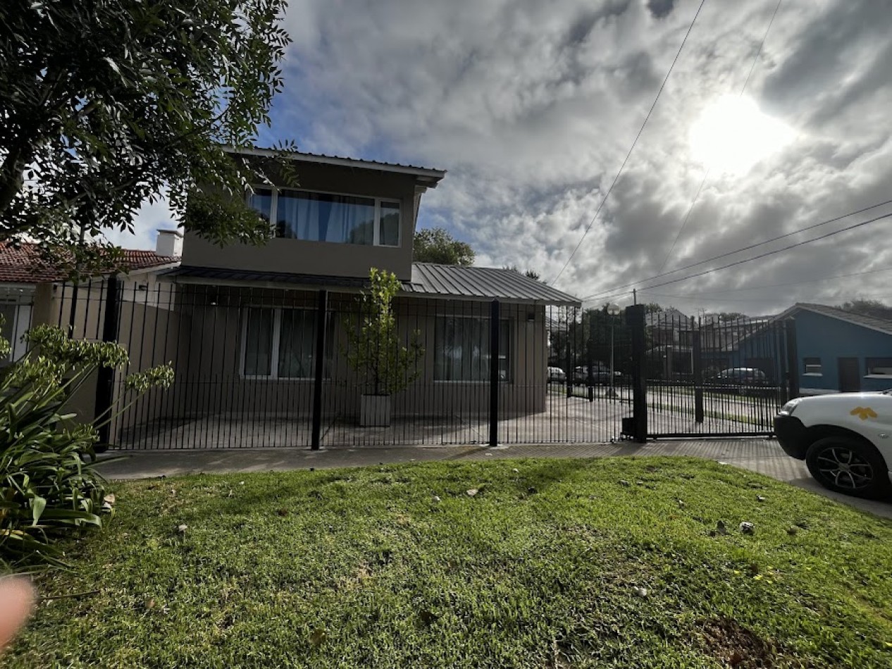 La Florida-  Chalet de 4 amb. con garage y patio - Moderno