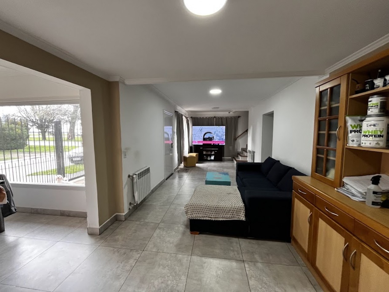 La Florida-  Chalet de 4 amb. con garage y patio - Moderno