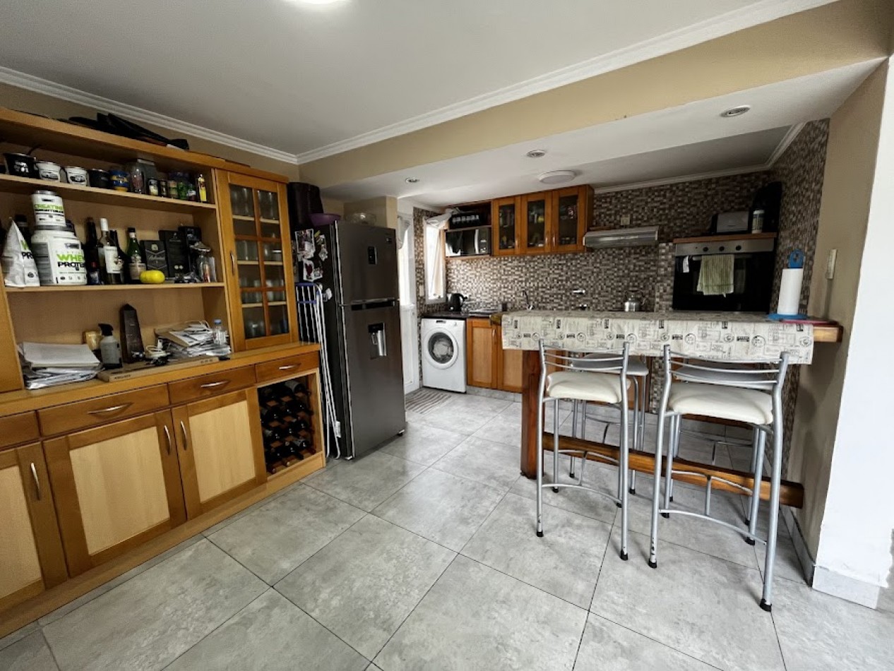 La Florida-  Chalet de 4 amb. con garage y patio - Moderno