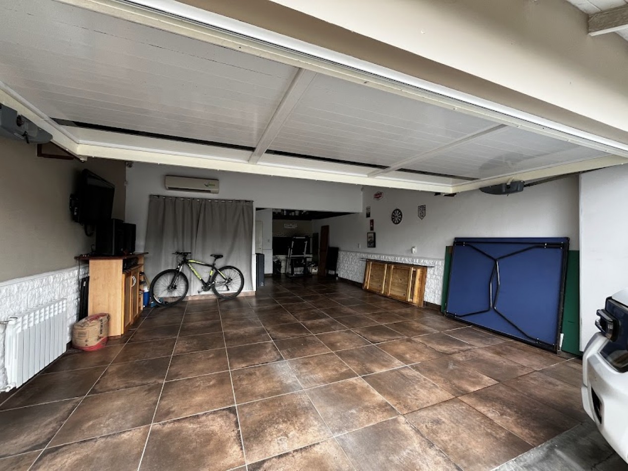 La Florida-  Chalet de 4 amb. con garage y patio - Moderno