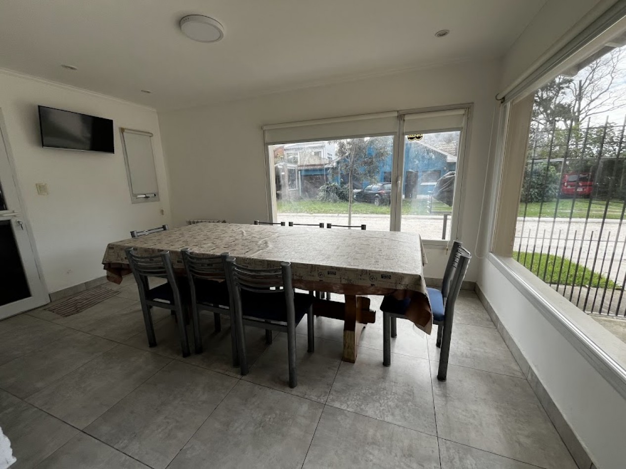 La Florida-  Chalet de 4 amb. con garage y patio - Moderno