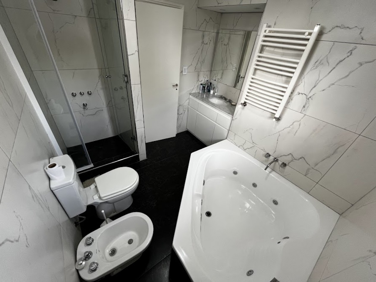 La Florida-  Chalet de 4 amb. con garage y patio - Moderno