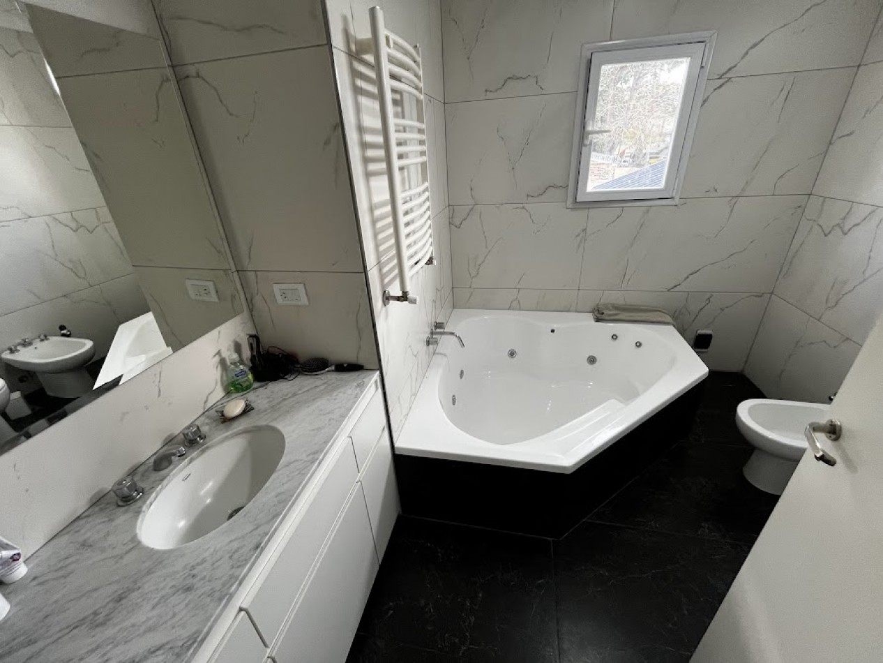 La Florida-  Chalet de 4 amb. con garage y patio - Moderno