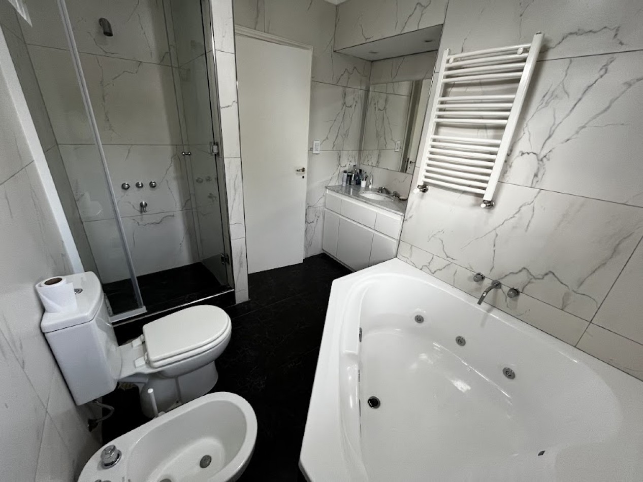 La Florida-  Chalet de 4 amb. con garage y patio - Moderno