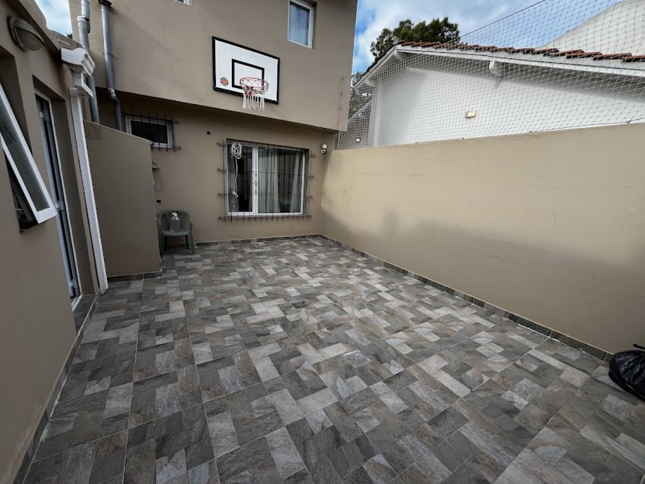 La Florida-  Chalet de 4 amb. con garage y patio - Moderno