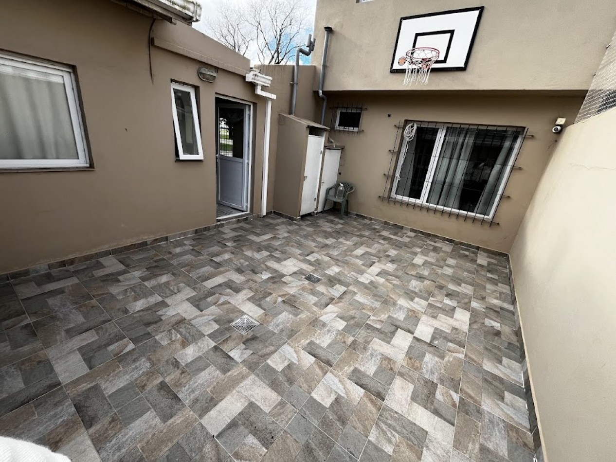 La Florida-  Chalet de 4 amb. con garage y patio - Moderno