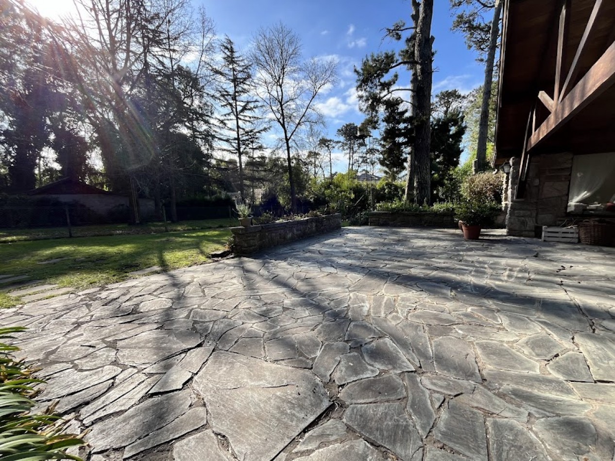 Chalet Tradicional sobre Lote de 914 m² - 3 Dormitorios y Quincho-Bosque P . Ramos