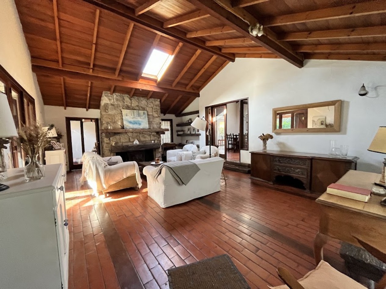 Chalet Tradicional sobre Lote de 914 m² - 3 Dormitorios y Quincho-Bosque P . Ramos