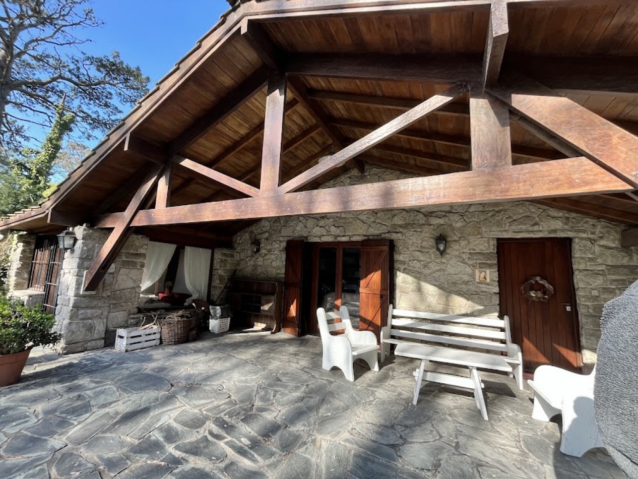 Chalet Tradicional sobre Lote de 914 m² - 3 Dormitorios y Quincho-Bosque P . Ramos