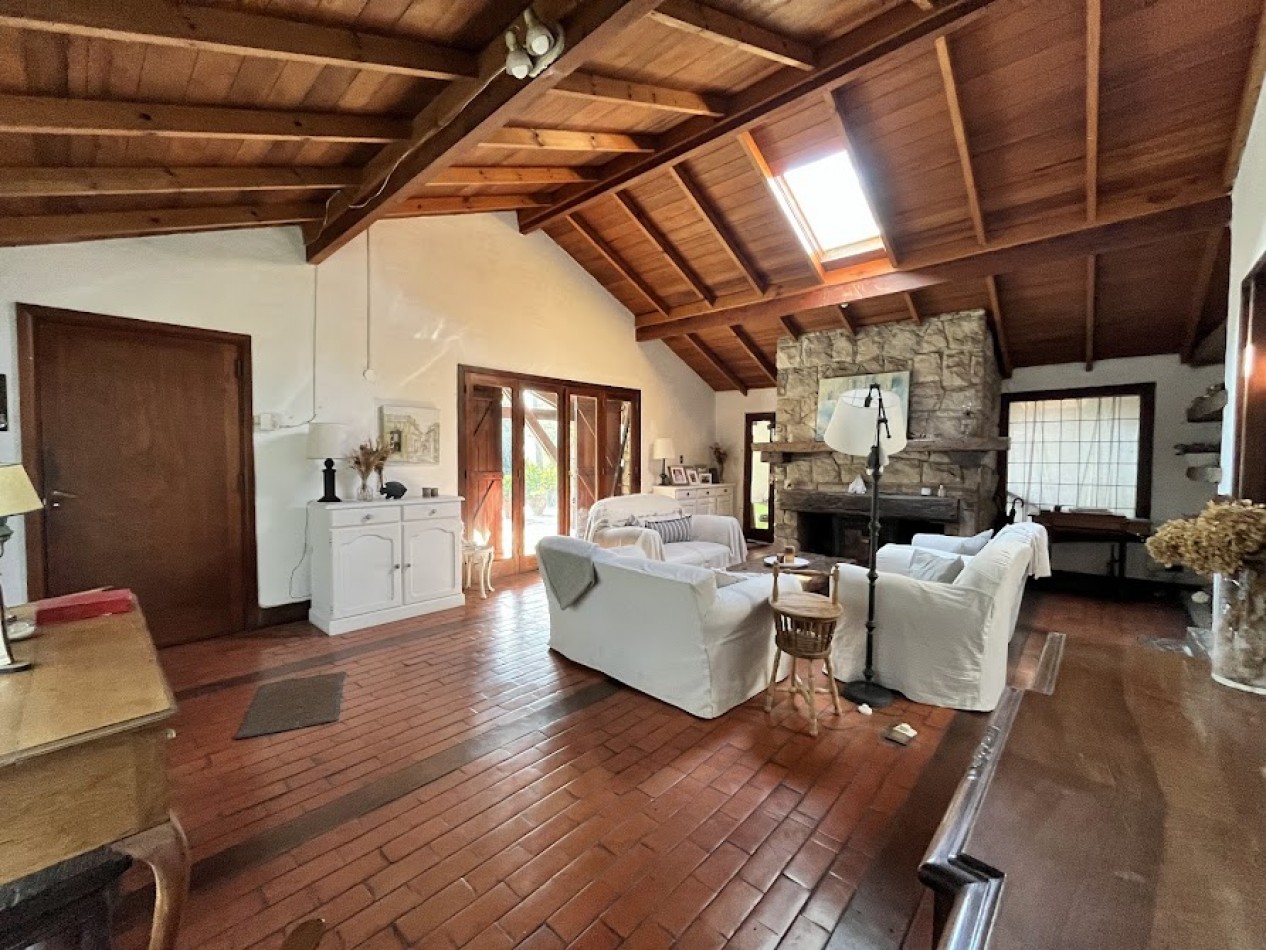 Chalet Tradicional sobre Lote de 914 m² - 3 Dormitorios y Quincho-Bosque P . Ramos