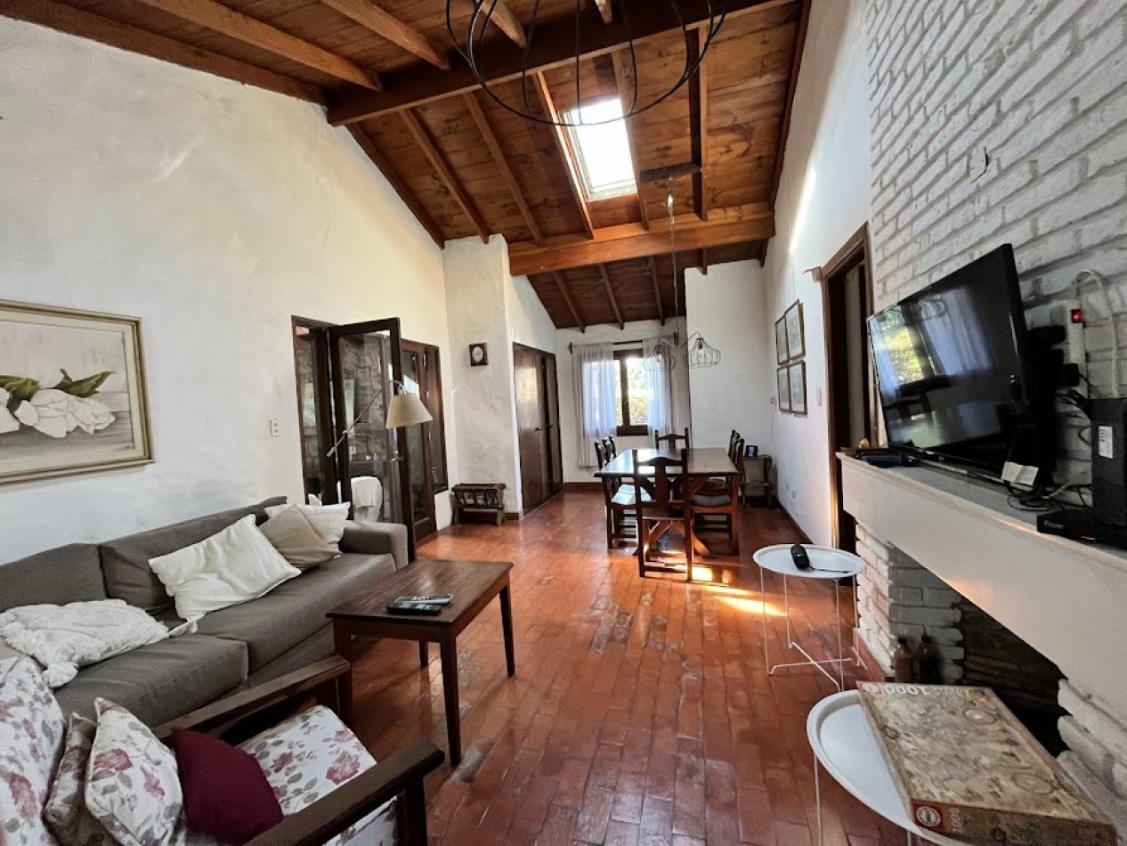 Chalet Tradicional sobre Lote de 914 m² - 3 Dormitorios y Quincho-Bosque P . Ramos