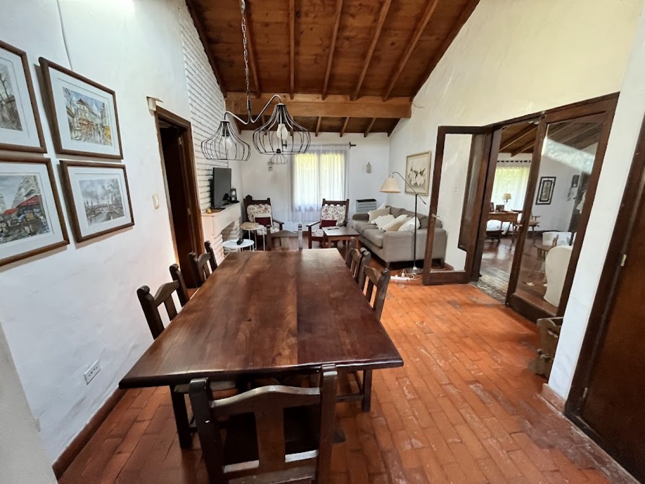 Chalet Tradicional sobre Lote de 914 m² - 3 Dormitorios y Quincho-Bosque P . Ramos