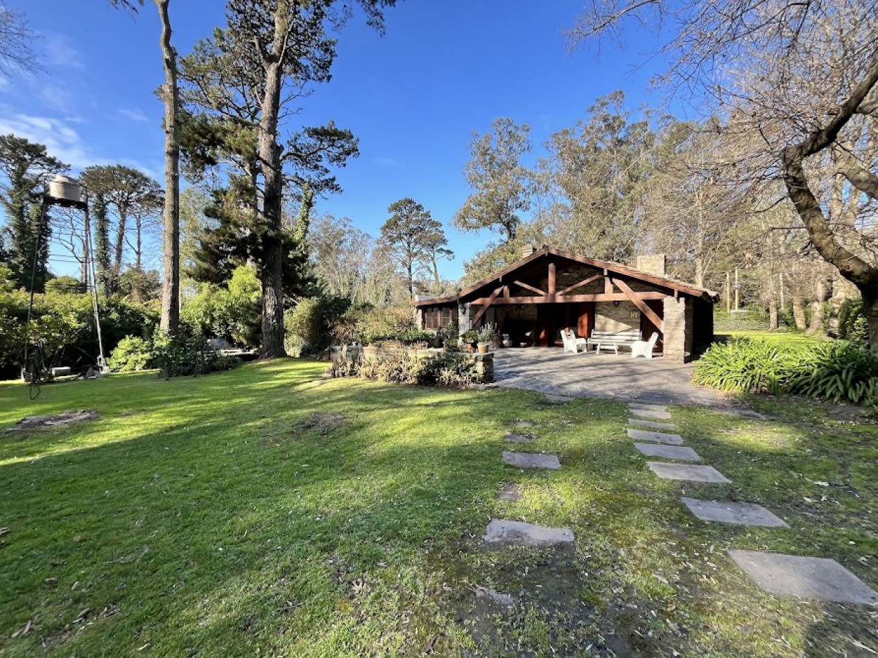 Chalet Tradicional sobre Lote de 914 m² - 3 Dormitorios y Quincho-Bosque P . Ramos