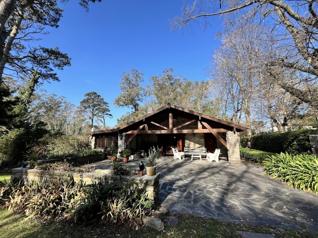 Chalet Tradicional sobre Lote de 914 m² - 3 Dormitorios y Quincho-Bosque P . Ramos