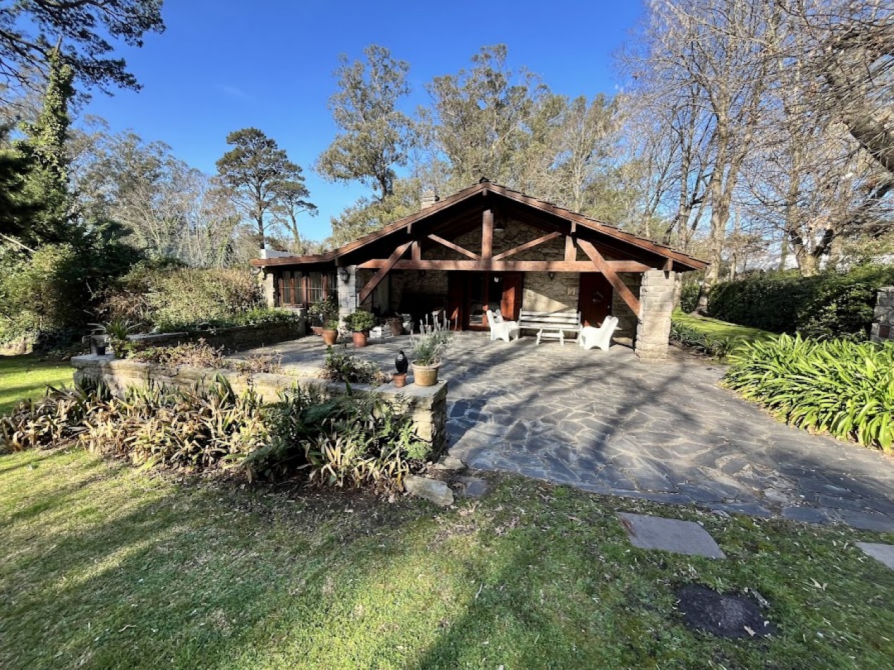 Chalet Tradicional sobre Lote de 914 m² - 3 Dormitorios y Quincho-Bosque P . Ramos