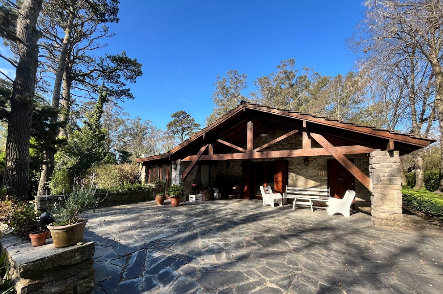 Chalet Tradicional sobre Lote de 914 m² - 3 Dormitorios y Quincho-Bosque P . Ramos