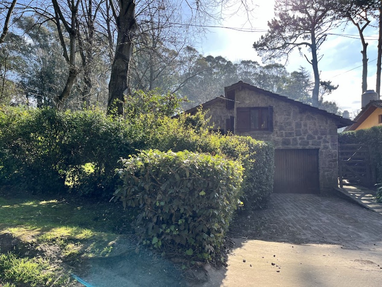 Chalet Tradicional sobre Lote de 914 m² - 3 Dormitorios y Quincho-Bosque P . Ramos