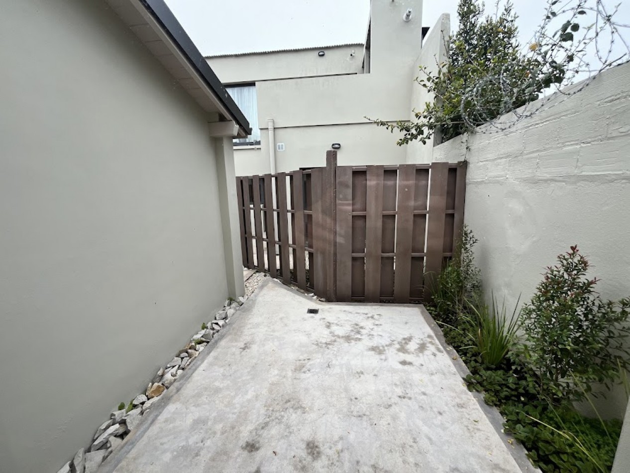 PH 2 amb. moderno con patio, sin expensas y detalles de categoria en La Perla.