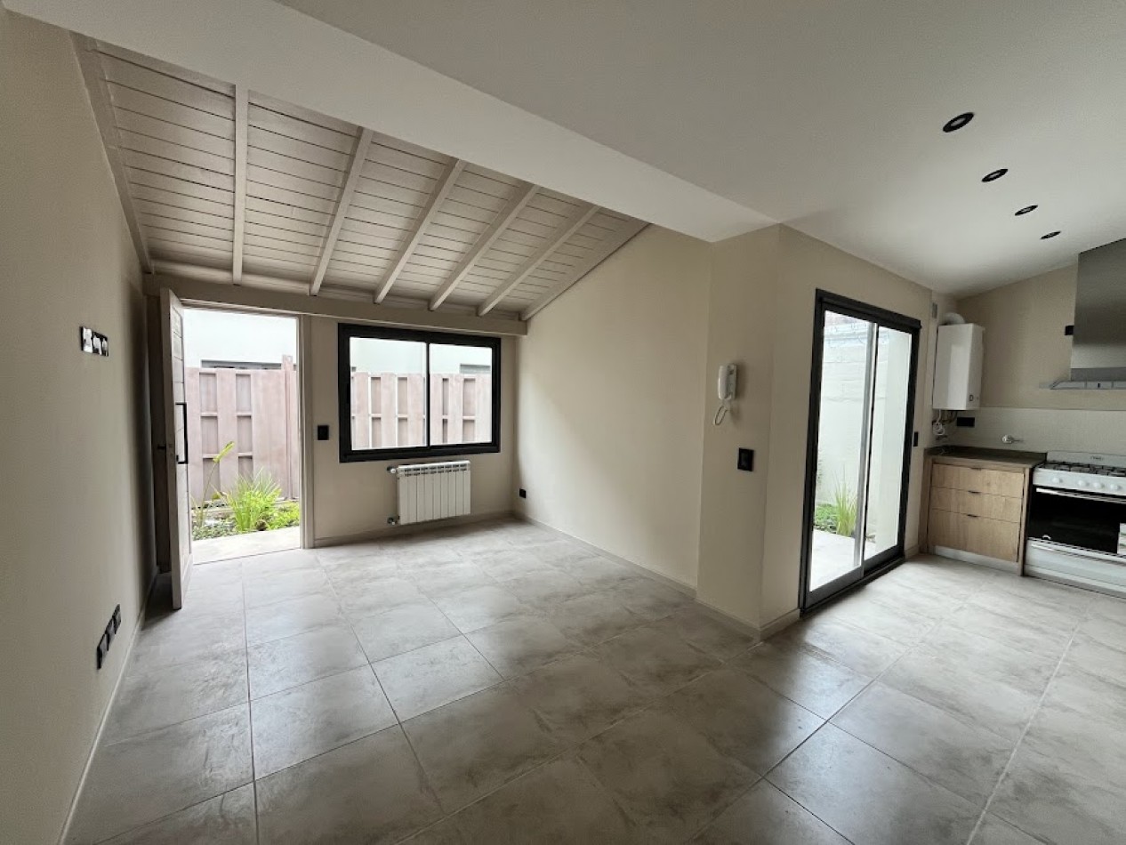 PH 2 amb. moderno con patio, sin expensas y detalles de categoria en La Perla.