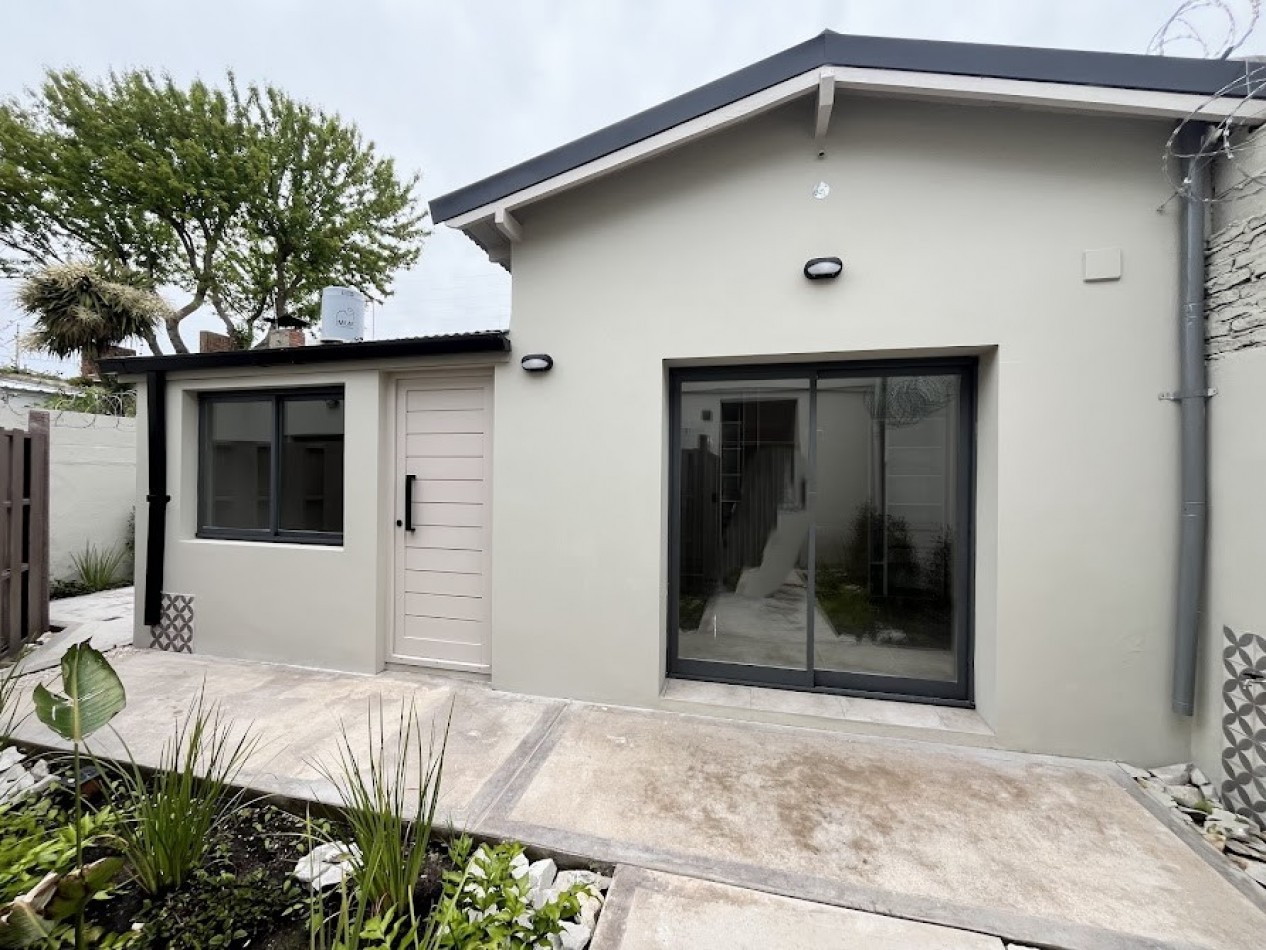 PH 2 amb. moderno con patio, sin expensas y detalles de categoria en La Perla.