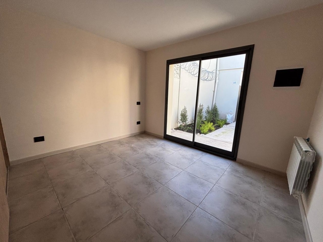 PH 2 amb. moderno con patio, sin expensas y detalles de categoria en La Perla.