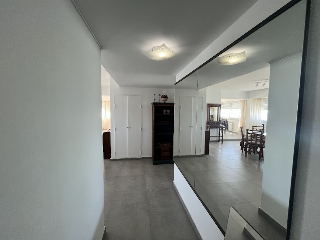 ALQUILER TEMPORARIO PARA 6/7 PERSONAS  Departamento de 4 ambientes con dependencia y cochera frente al mar - Playa Varese