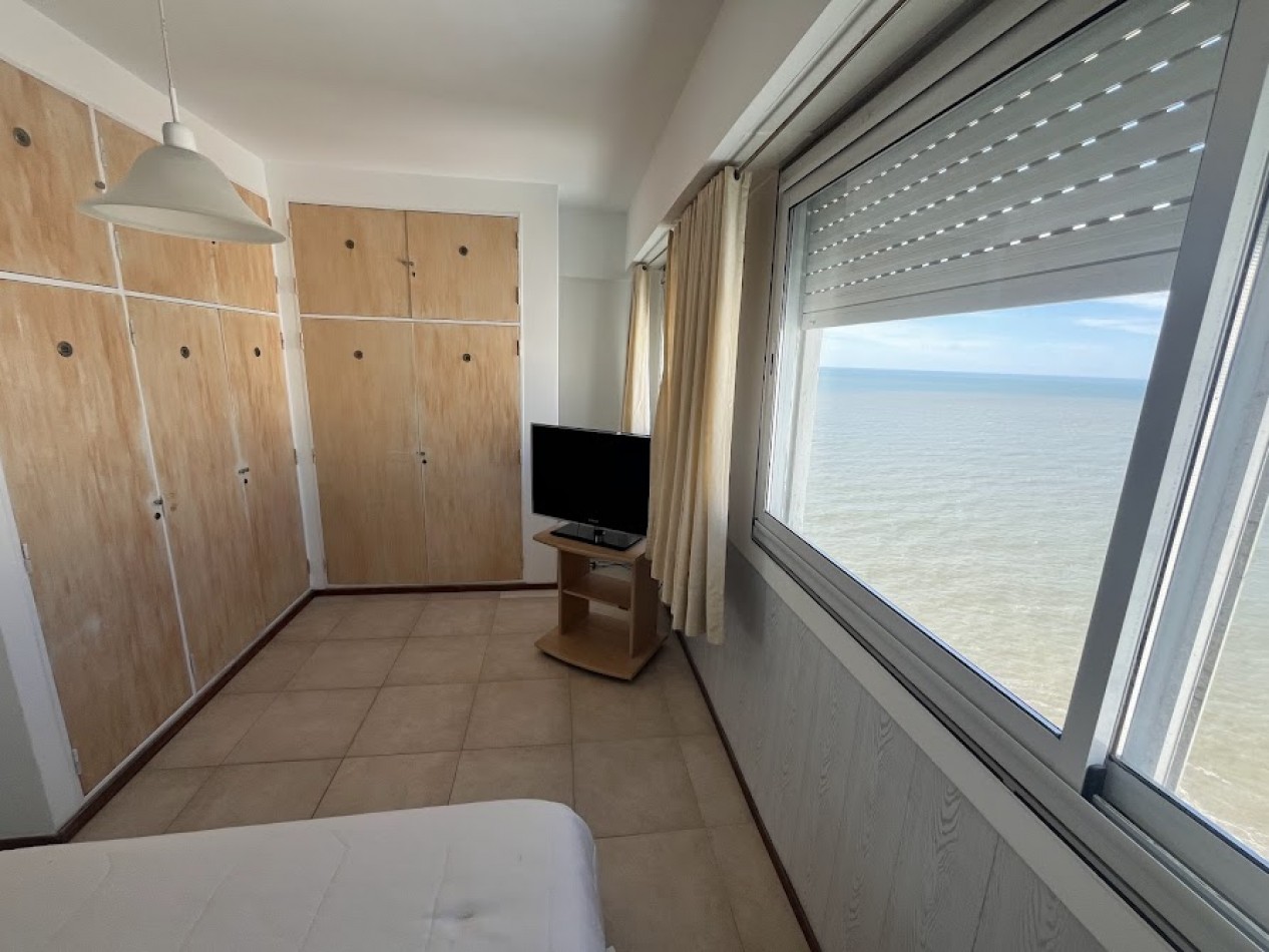 ALQUILER TEMPORARIO PARA 6/7 PERSONAS  Departamento de 4 ambientes con dependencia y cochera frente al mar - Playa Varese