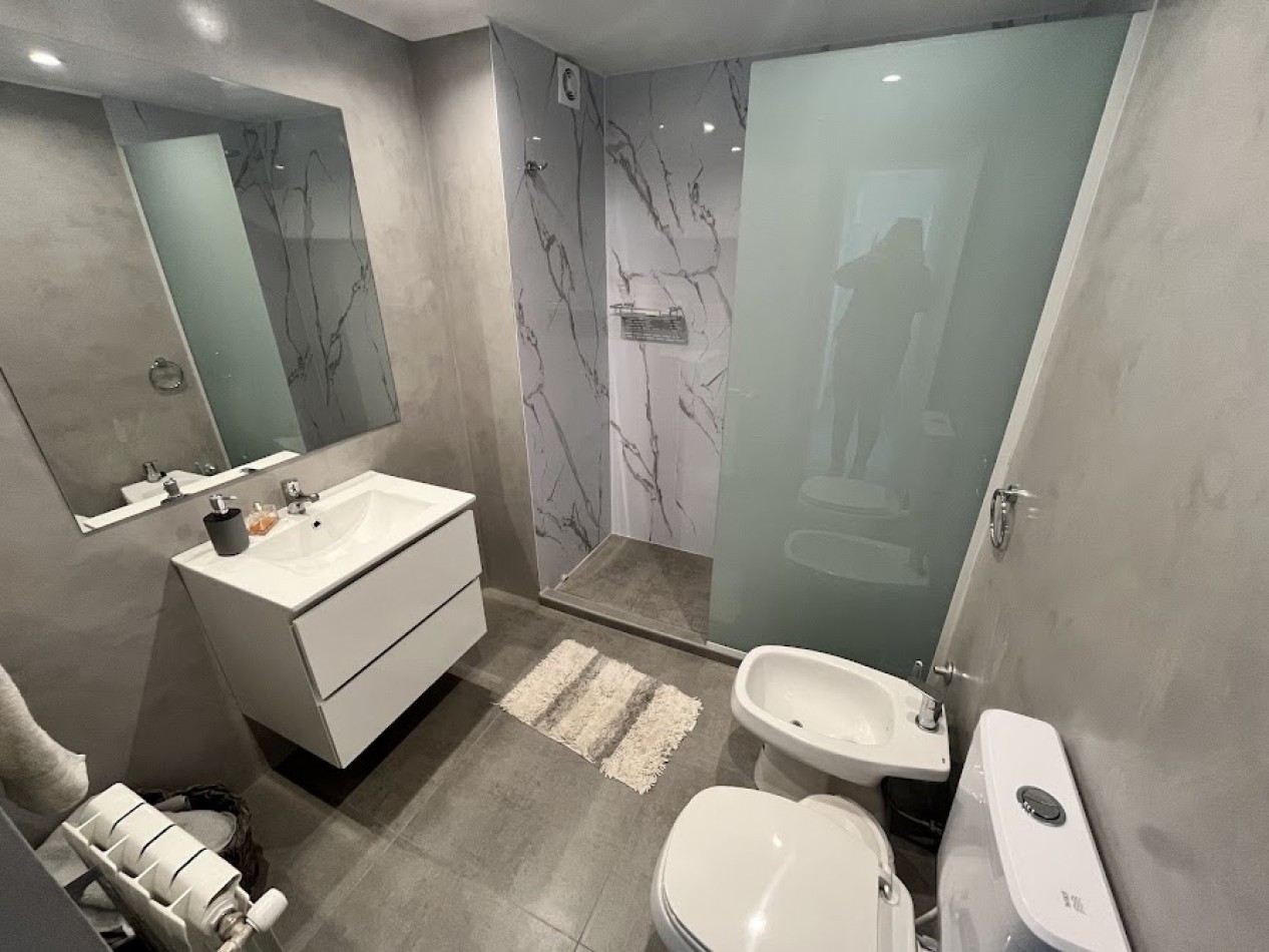 ALQUILER TEMPORARIO PARA 6/7 PERSONAS  Departamento de 4 ambientes con dependencia y cochera frente al mar - Playa Varese