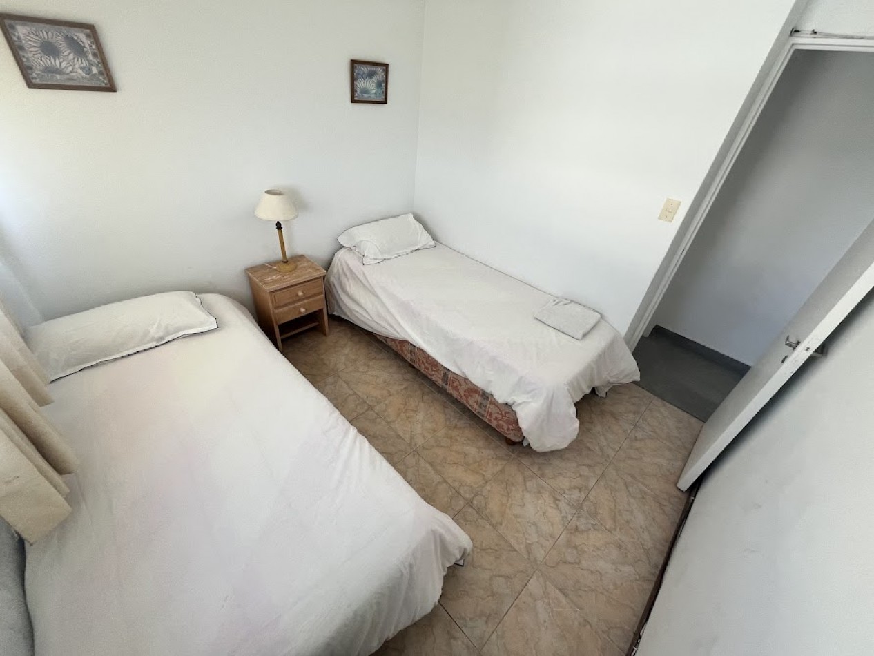 ALQUILER TEMPORARIO PARA 6/7 PERSONAS  Departamento de 4 ambientes con dependencia y cochera frente al mar - Playa Varese