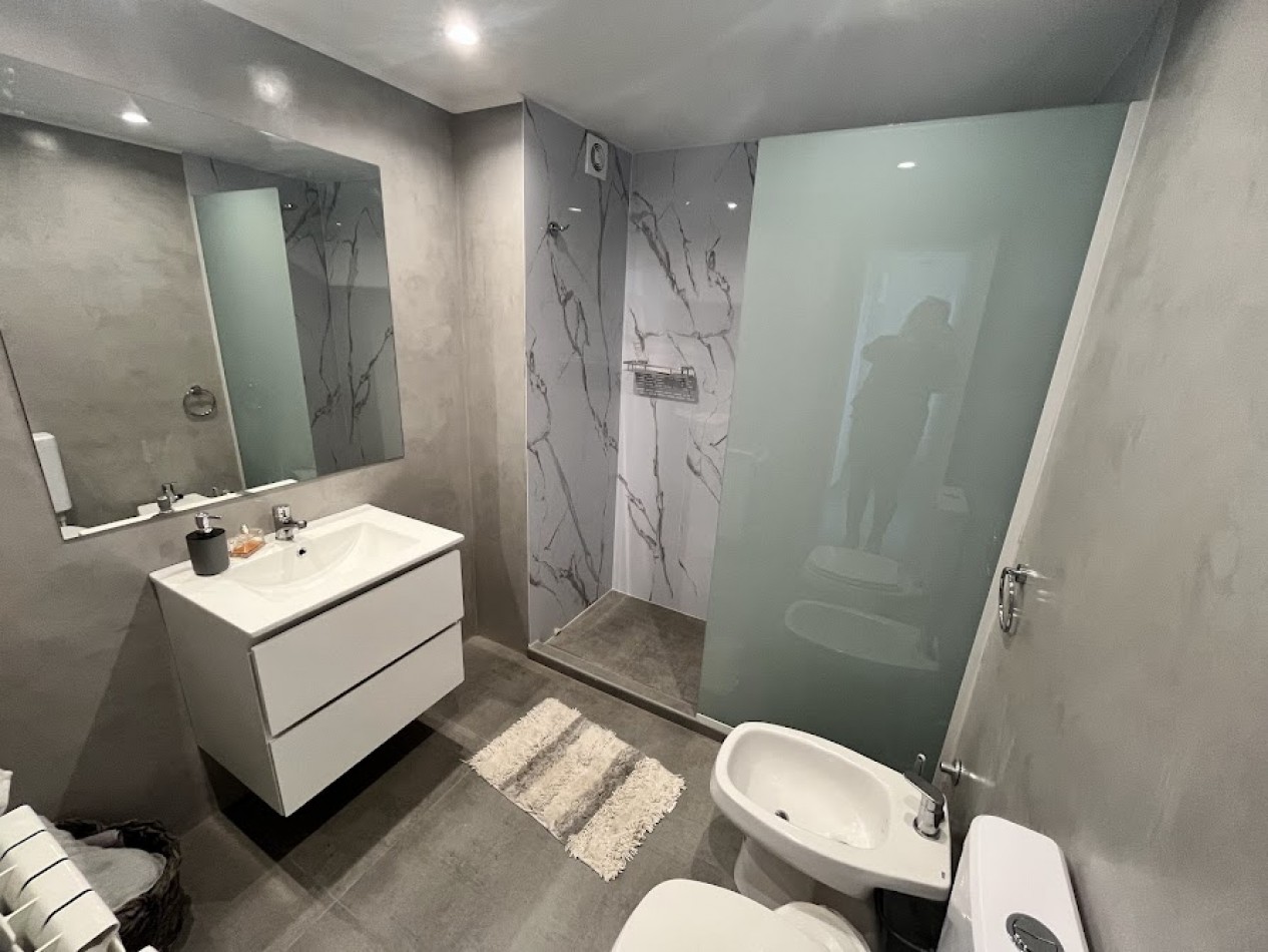 ALQUILER TEMPORARIO PARA 6/7 PERSONAS  Departamento de 4 ambientes con dependencia y cochera frente al mar - Playa Varese