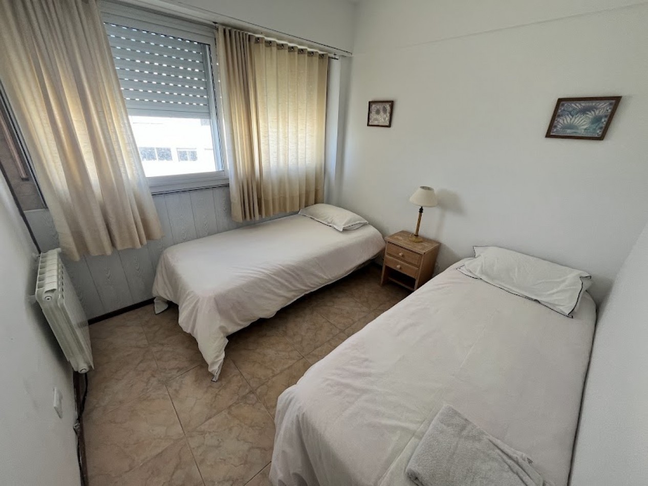 ALQUILER TEMPORARIO PARA 6/7 PERSONAS  Departamento de 4 ambientes con dependencia y cochera frente al mar - Playa Varese