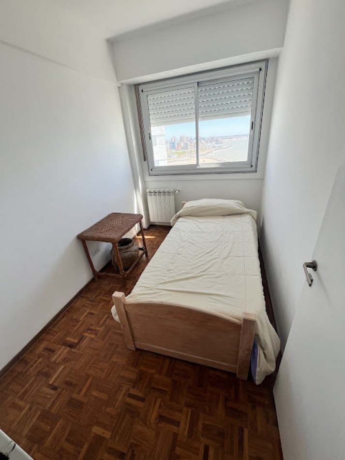 ALQUILER TEMPORARIO PARA 6/7 PERSONAS  Departamento de 4 ambientes con dependencia y cochera frente al mar - Playa Varese