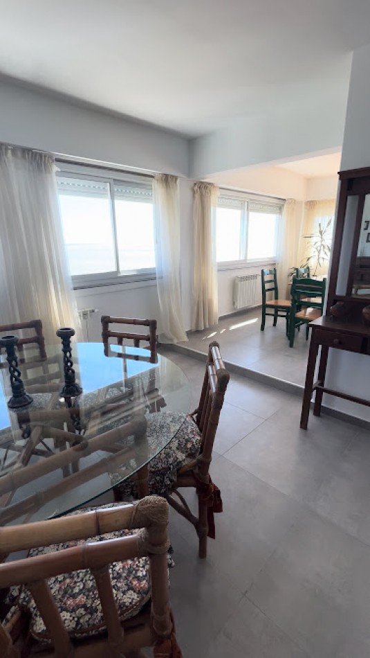 ALQUILER TEMPORARIO PARA 6/7 PERSONAS  Departamento de 4 ambientes con dependencia y cochera frente al mar - Playa Varese