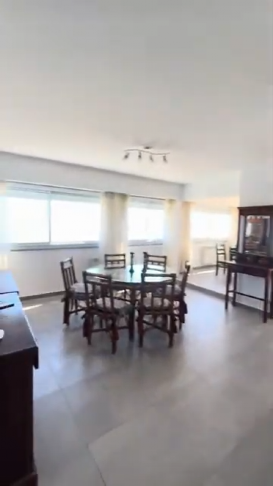 ALQUILER TEMPORARIO PARA 6/7 PERSONAS  Departamento de 4 ambientes con dependencia y cochera frente al mar - Playa Varese