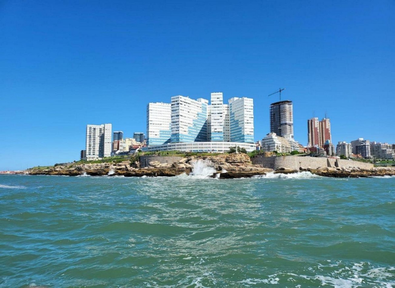 ALQUILER TEMPORARIO PARA 6/7 PERSONAS  Departamento de 4 ambientes con dependencia y cochera frente al mar - Playa Varese