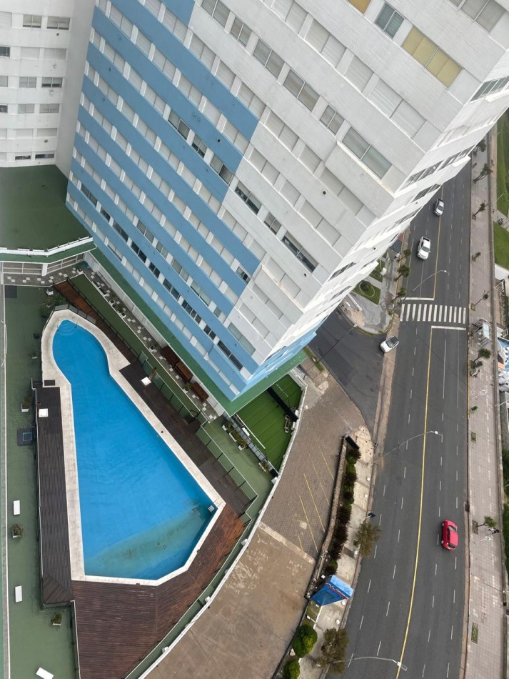 ALQUILER TEMPORARIO PARA 6/7 PERSONAS  Departamento de 4 ambientes con dependencia y cochera frente al mar - Playa Varese