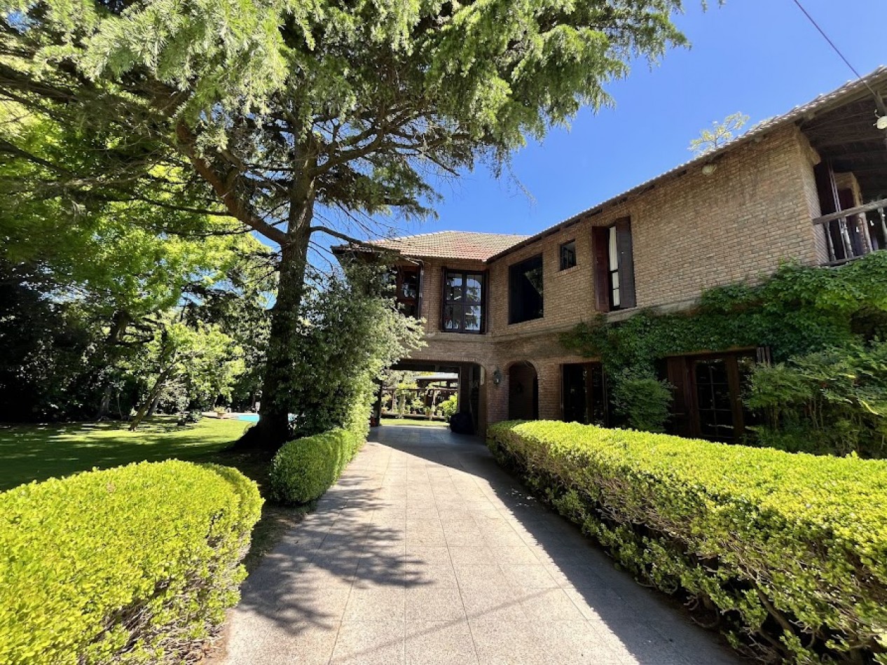 Imponente chalet con parque, piscina climatizada y quincho vidriado con vista al parque