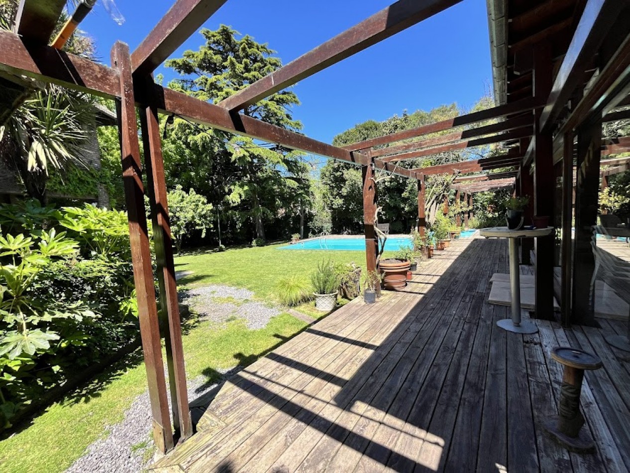 Imponente chalet con parque, piscina climatizada y quincho vidriado con vista al parque